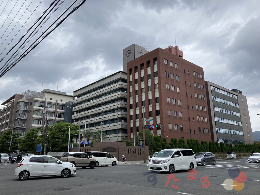 向かいにある京都外国語大学の写真