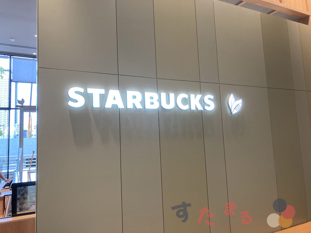 スターバックスコーヒー グランフロント大阪北館1階店のロゴ文字オブジェクトの写真