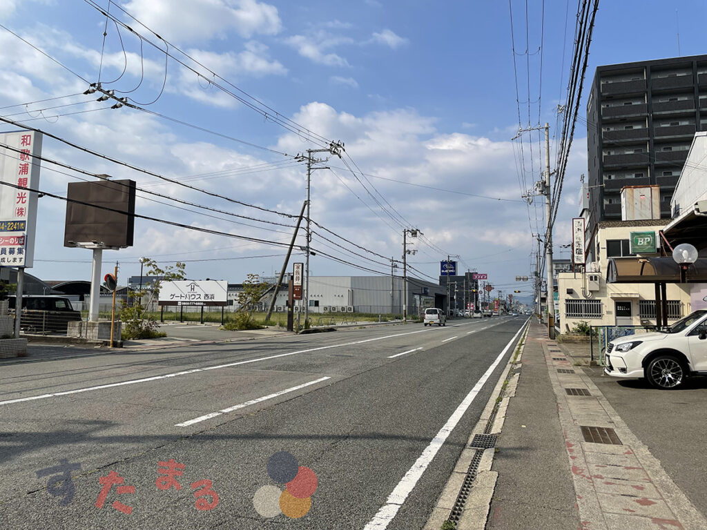 スタバから大浦街道の和歌浦方面 (左側) を見た写真