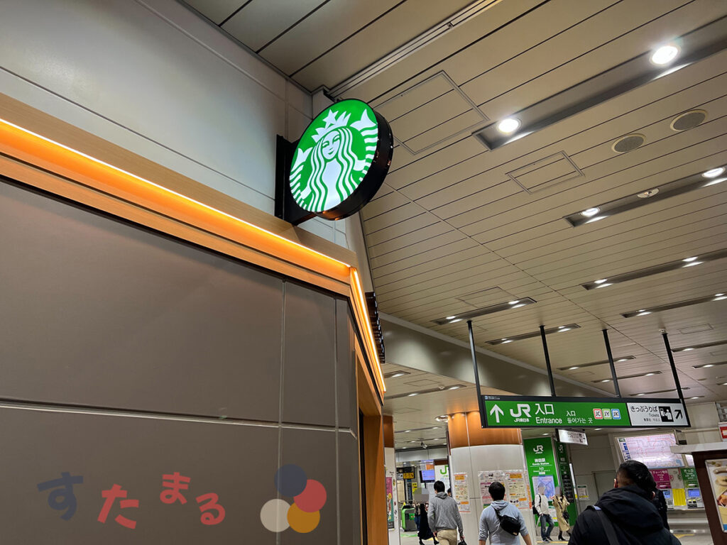 スターバックスコーヒー 神田駅南口店の工事中のサイレンのロゴオブジェクトの写真