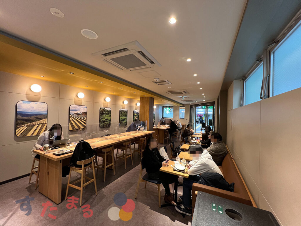 スターバックスコーヒー 神田駅南口店の客席をレジカウンター前から見た写真