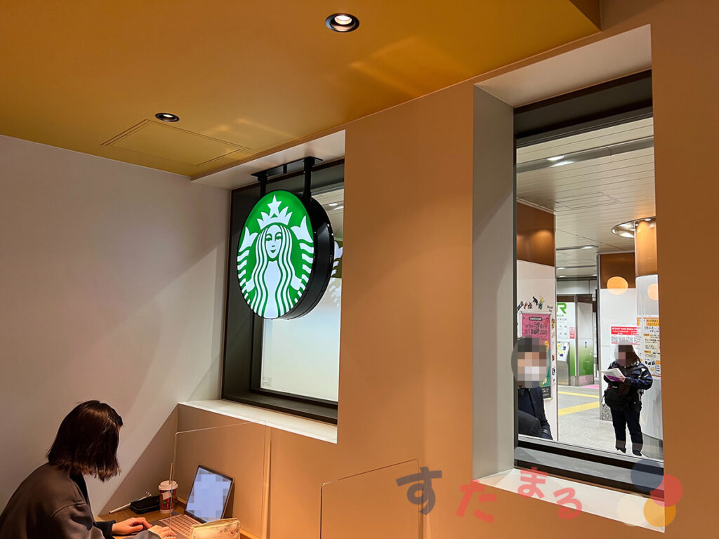 スターバックスコーヒー 神田駅南口店のサイレンのロゴオブジェクトの店舗内からの写真