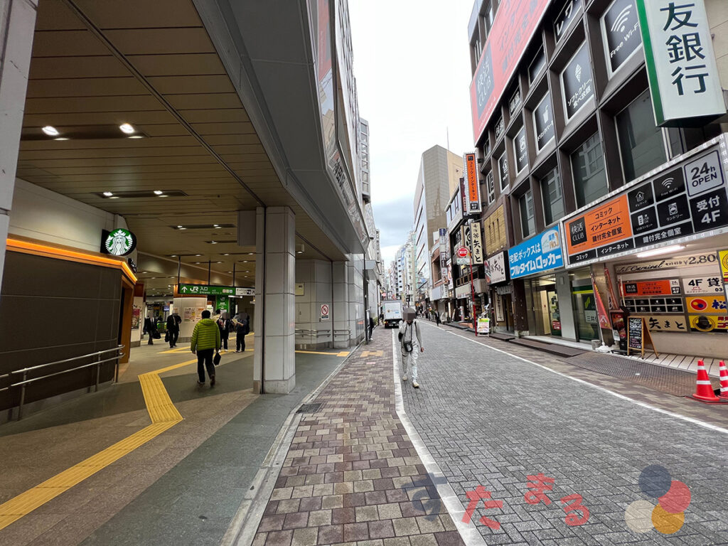 JR神田駅南口とスターバックスコーヒー 神田駅南口店の写真