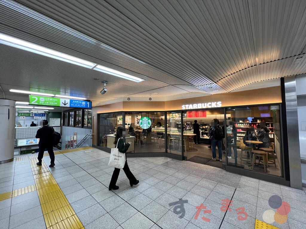 JR田町駅の南改札から見えるスターバックスコーヒー 田町駅南改札内店の写真