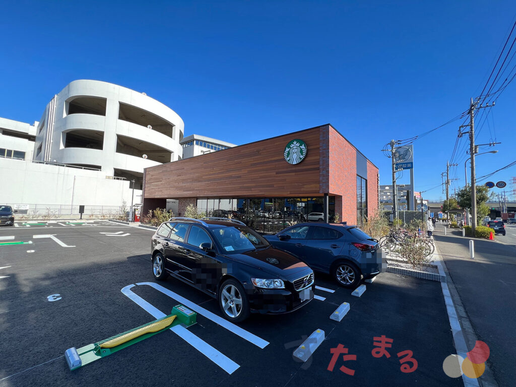 スターバックスコーヒー横浜折本店の外観と駐車場の写真