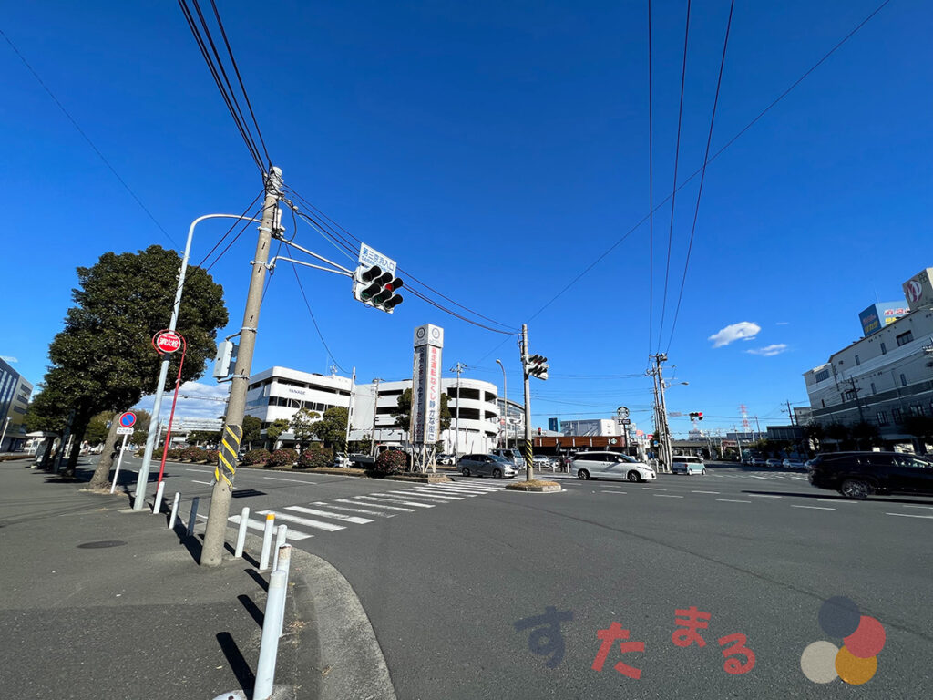 スタバがある角の新横浜元石川線を挟んで反対側の角から見た第三京浜入口交差点とスタバの写真