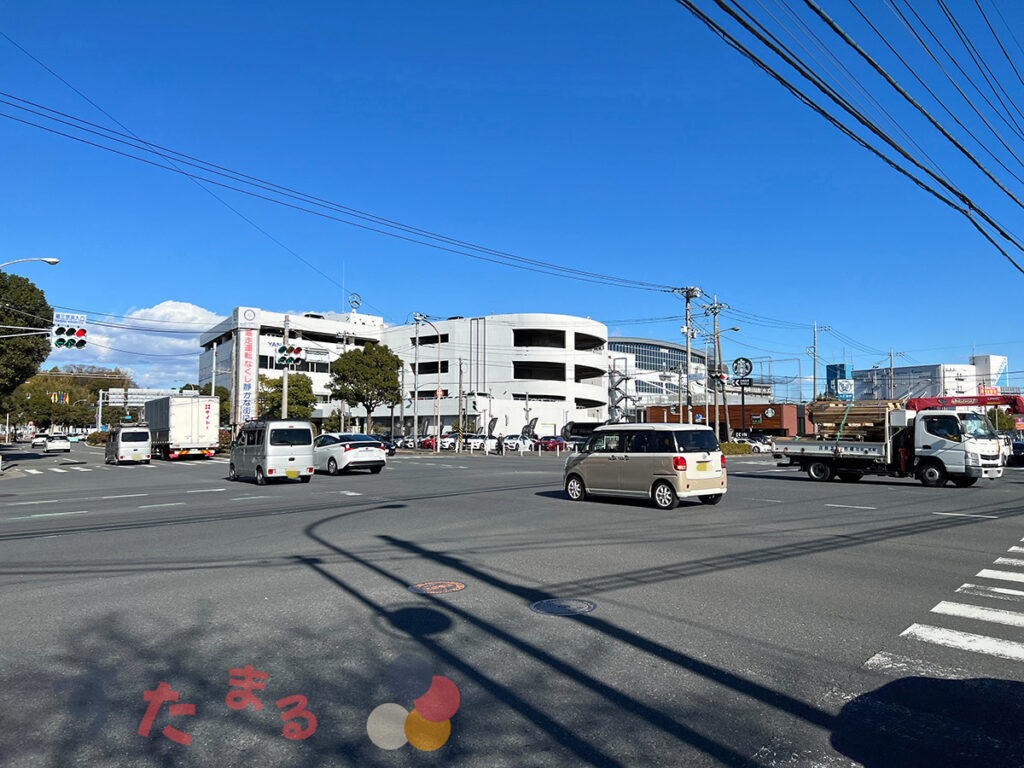 スタバがある角の対角側から見た第三京浜入口交差点とスタバの写真