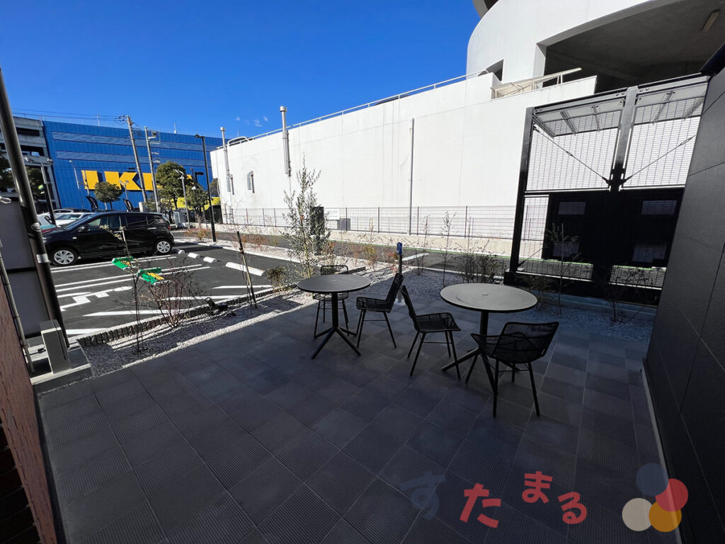 スターバックスコーヒー 横浜折本店のテラス席とIKEAの写真
