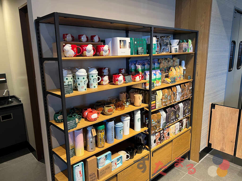 スターバックスコーヒー 横浜折本店のグッズ棚の写真