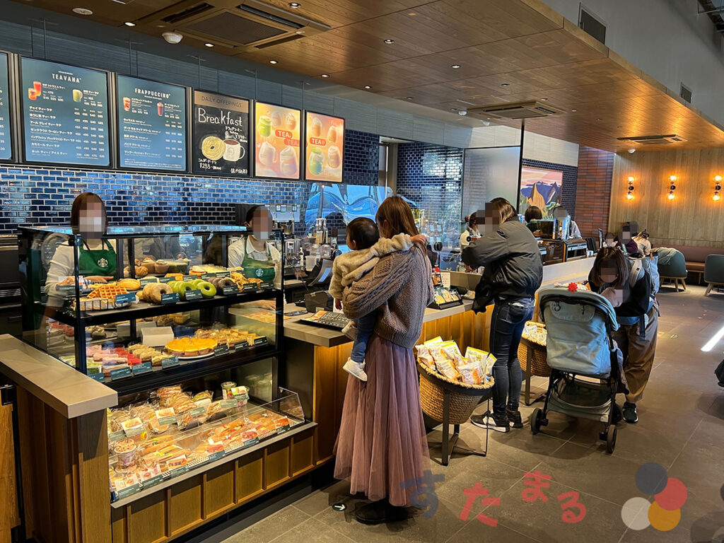 スターバックスコーヒー 横浜折本店のレジカウンター付近の写真