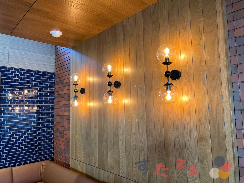 スターバックスコーヒー 横浜折本店のオシャレな電球の写真