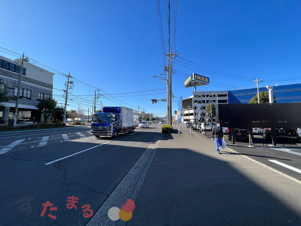 スタバ折本店から見た緑産業道路(県道140号)の都岡・中山方面の写真