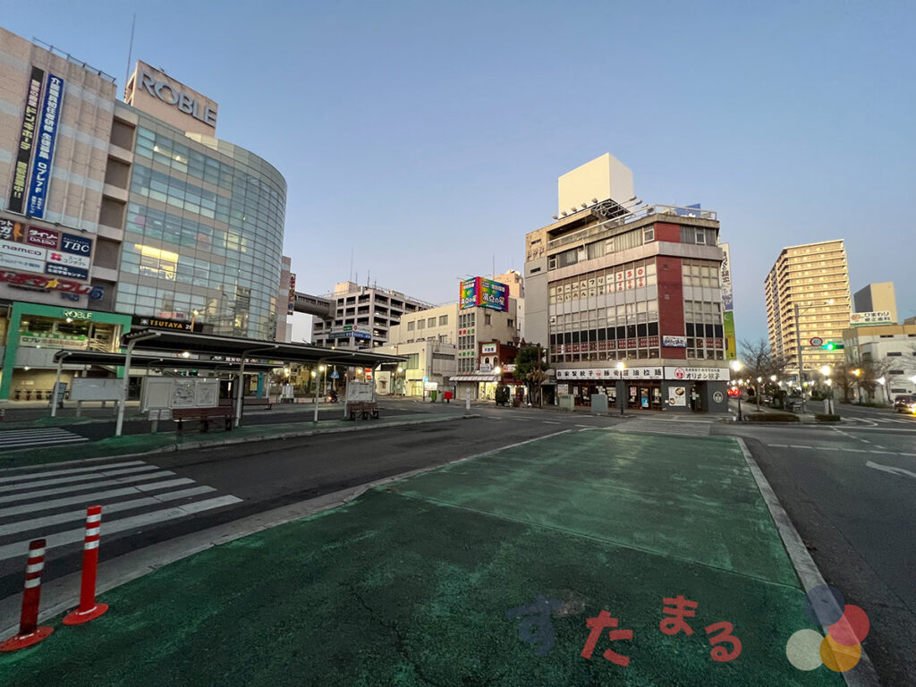 JR小山駅前のロータリーとROBLE(ロブレ)の写真