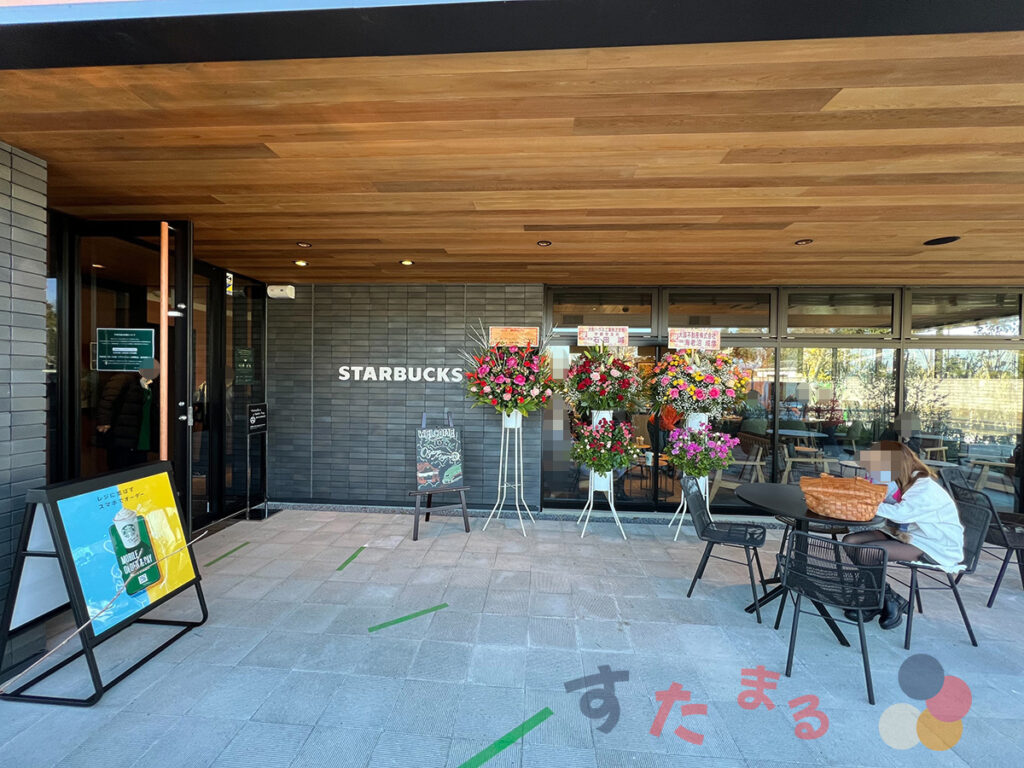 スターバックスコーヒー小山宮本店の入口を店舗の外から撮った写真