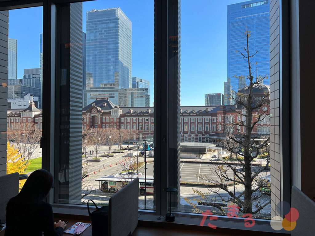 TSUTAYA BOOKSTORE MARUNOUCHIの窓から見える東京駅舎の写真