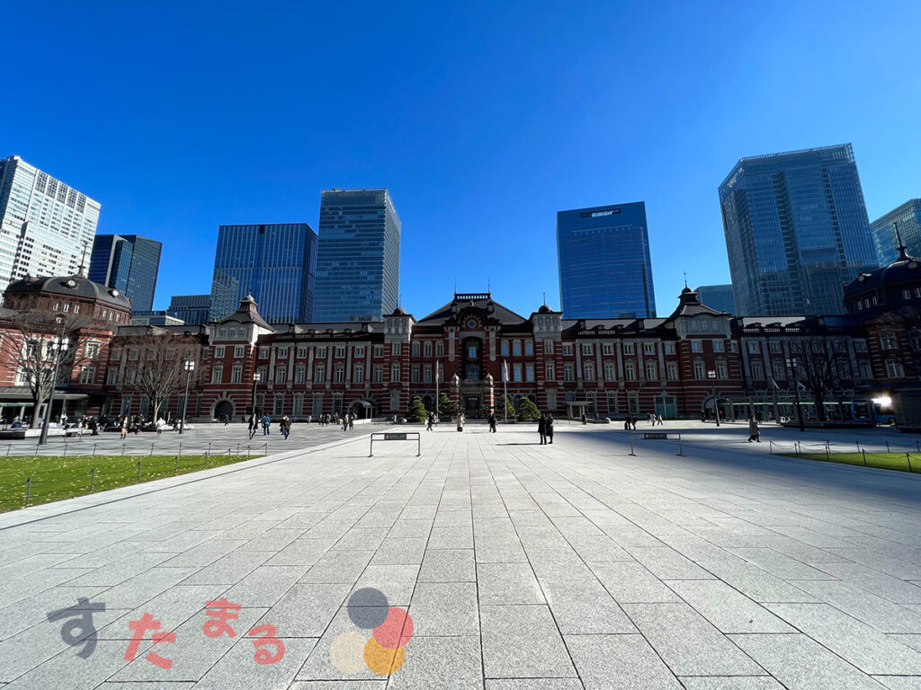 晴天と東京駅舎の写真
