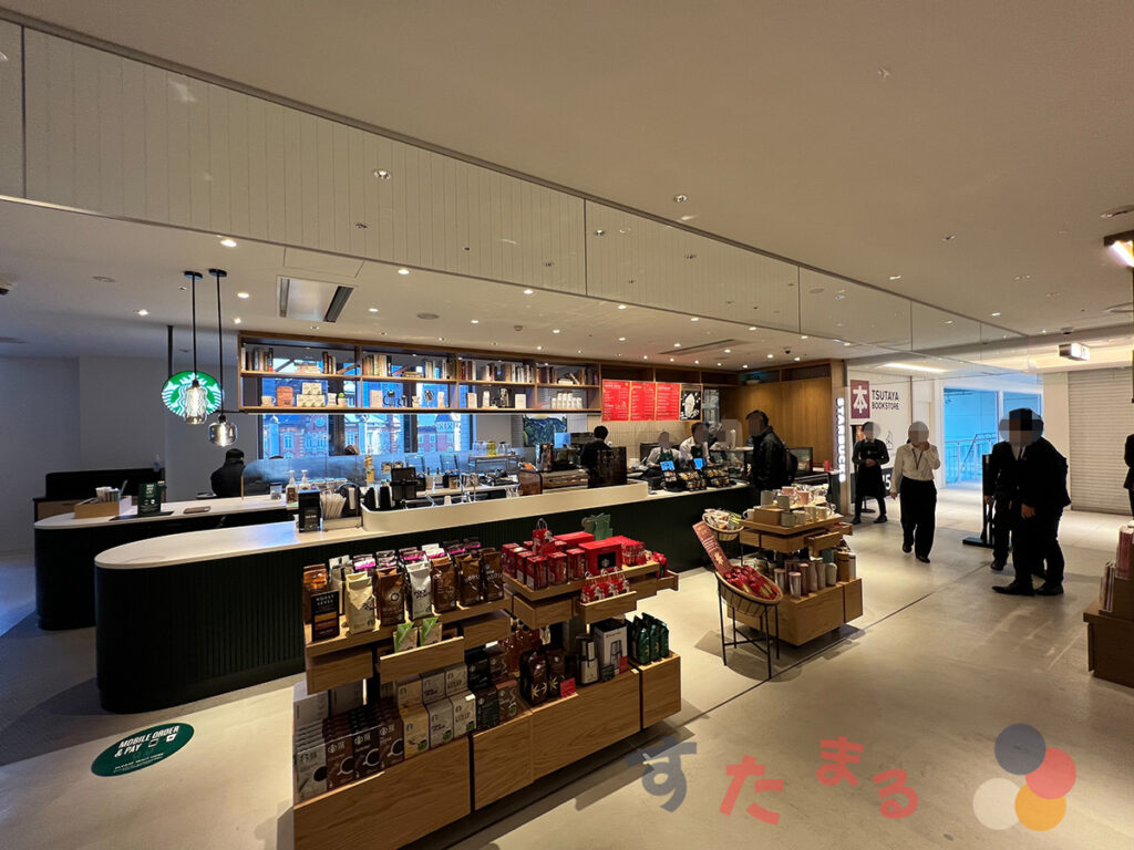 Starbucks Coffee TSUTAYA BOOKSTORE MARUNOUCHI店のカウンターの写真