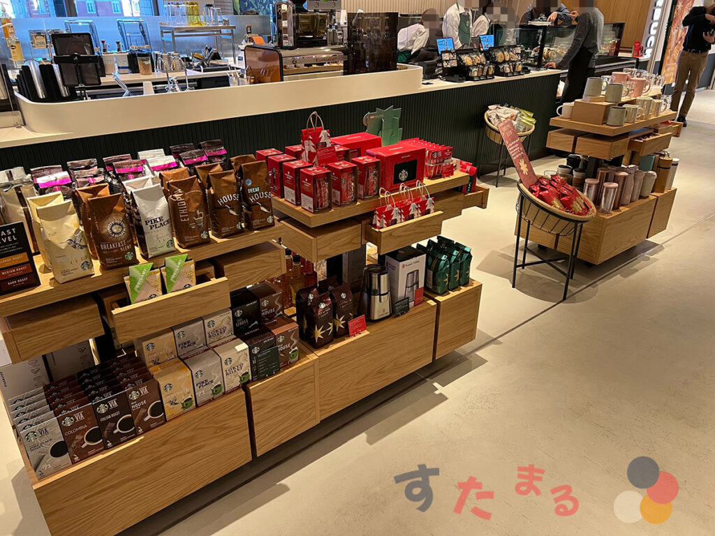 スターバックスコーヒー TSUTAYA BOOKSTORE MARUNOUCHI店のグッズ棚の写真