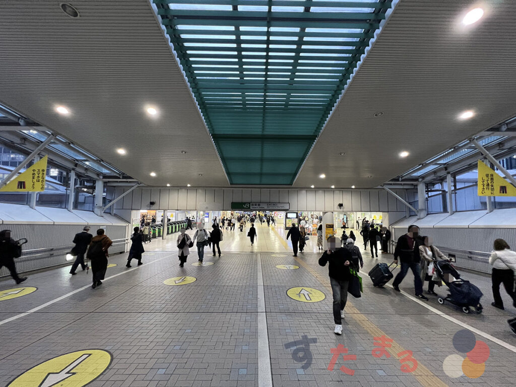 JR田町駅 芝浦口 (東口)をペデストリアンデッキから見た写真