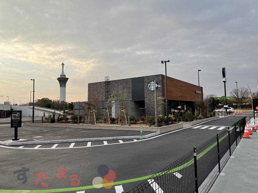スターバックスコーヒー 大阪鶴見緑地公園店のオープン前の外観と花博のシンボルいのちの塔の写真