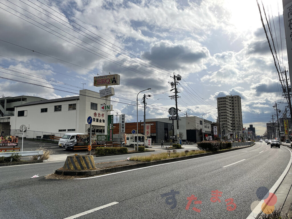中環状線(県道59号線)の西側から見たスターバックスコーヒー名古屋鳴海店と国道１号・最中 (もちゅう) 方面