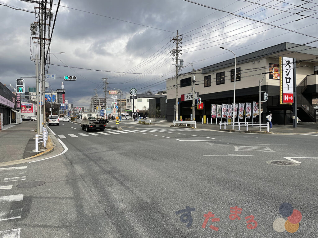杜若交差点から見た県道59号線(中環状線)の飯田街道・島田方面と奥に見えるラウンドワン鳴海店