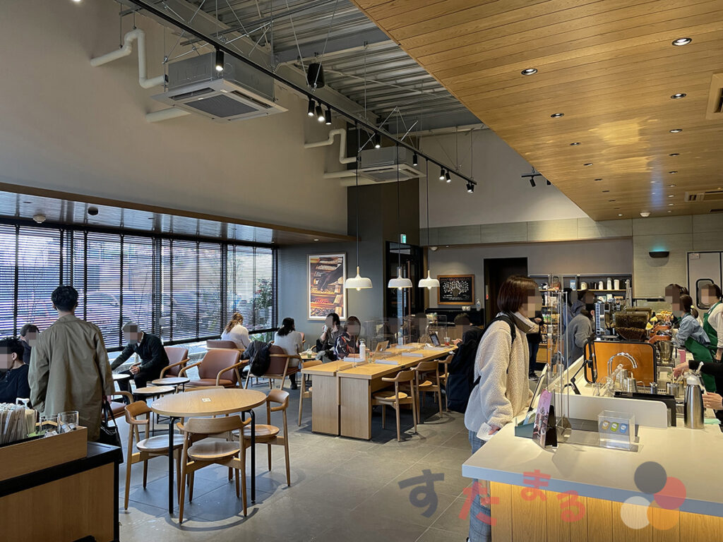 スターバックスコーヒー 名古屋鳴海店の店舗奥緑レンガの壁側から店舗入り口付近を見た画像