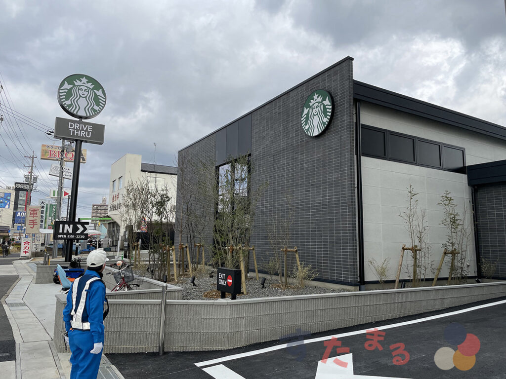 スターバックスコーヒー 名古屋鳴海店の道路側ドライブスルー出口側の角から撮った建物の写真