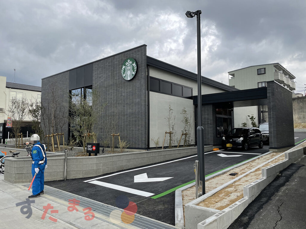 スターバックスコーヒー 名古屋鳴海店のドライブスルー出口および商品受け渡し場所と店舗外観の写真