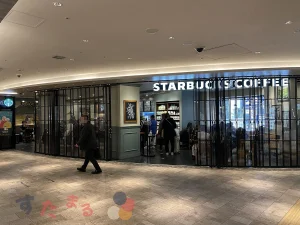 スターバックスコーヒーＪＲ名古屋駅 太閤通南口店のうまいもん通りの壁際から見た店舗外観の写真のスライド表示用のボタンサムネイル画像