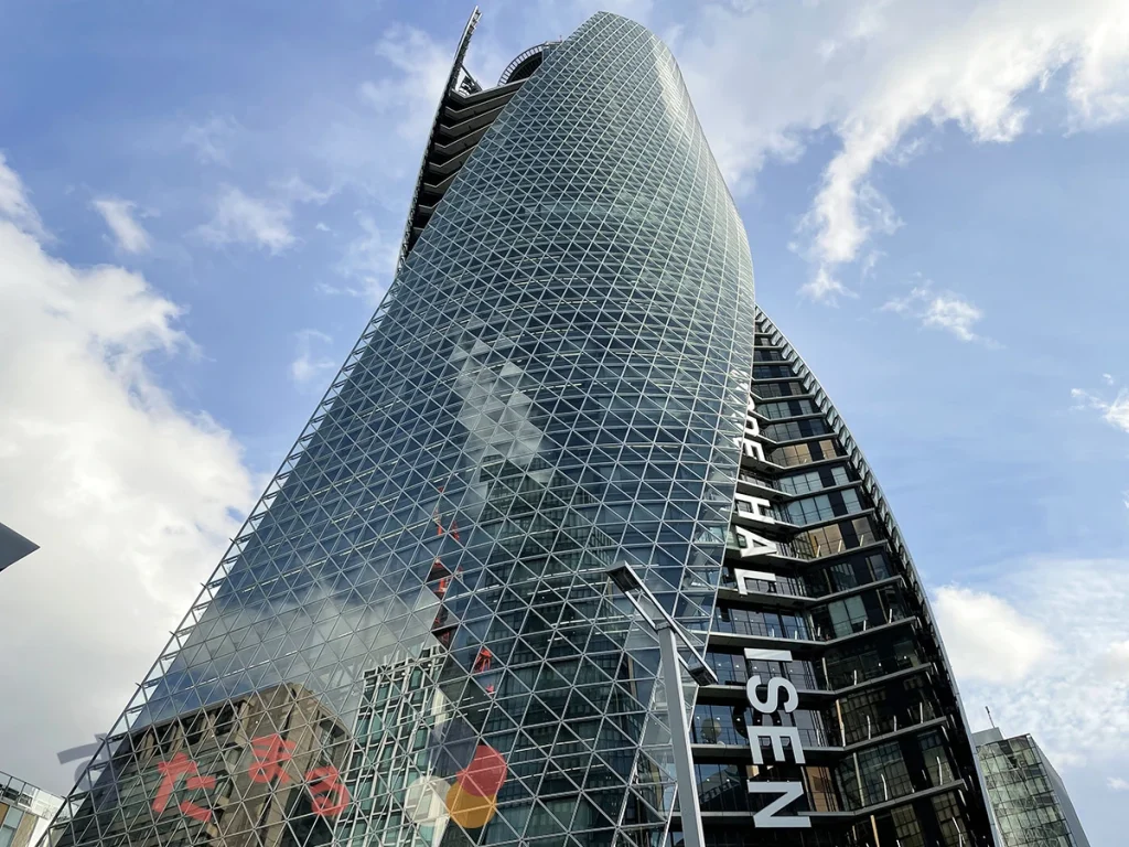 名古屋スパイラルタワーズを下から見上げた写真で少しHALとISENのロゴ文字オブジェクトが見える