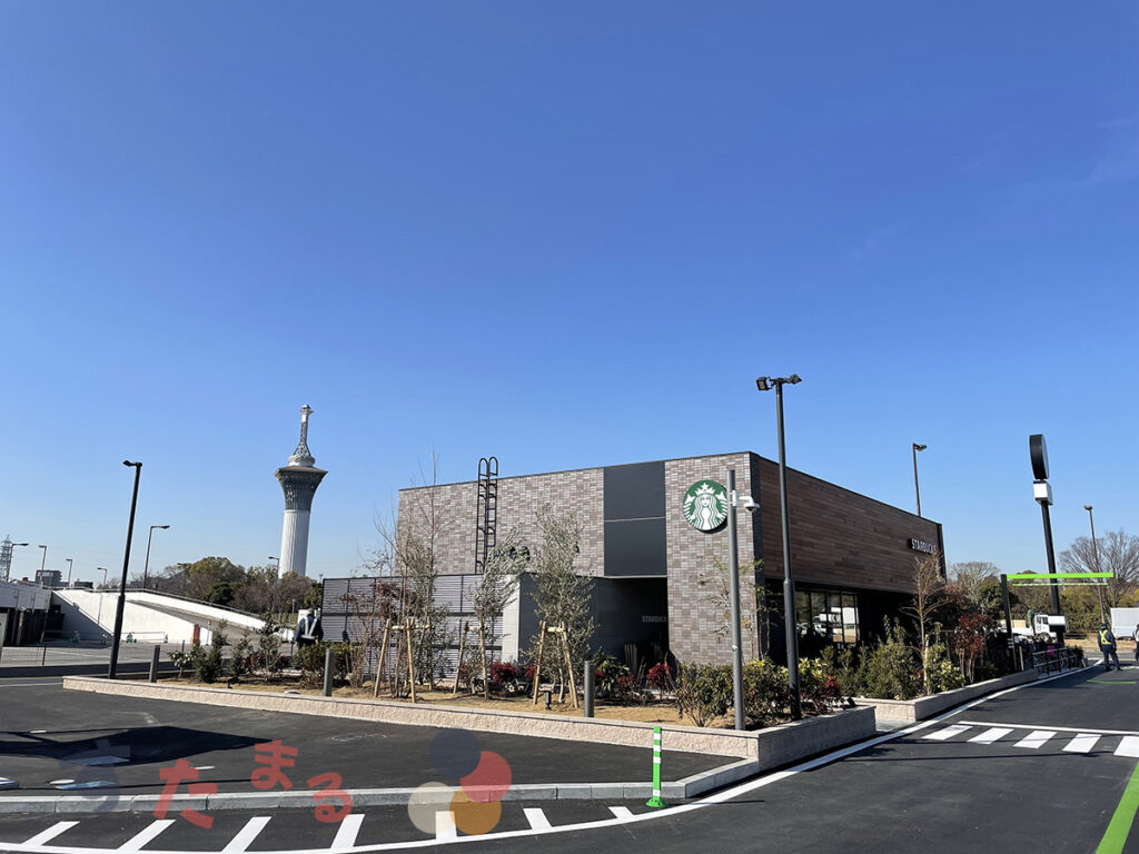 スターバックスコーヒー 大阪鶴見緑地公園店と左奥に見えるいのちの塔の写真