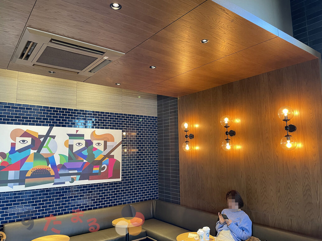 スターバックスコーヒー 大阪鶴見緑地公園店の壁に設置されている映画に出てきそうな電球とキュビスムアートの写真