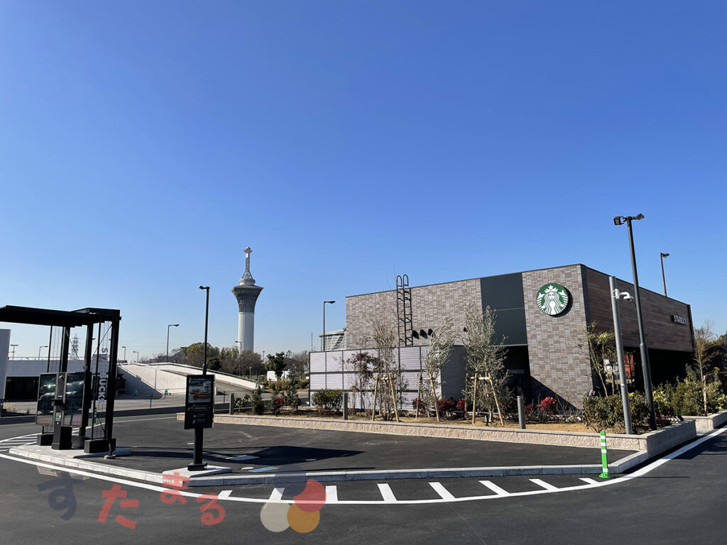スターバックスコーヒー 大阪鶴見緑地公園店のドライブスルー注文場所といのちの塔の写真