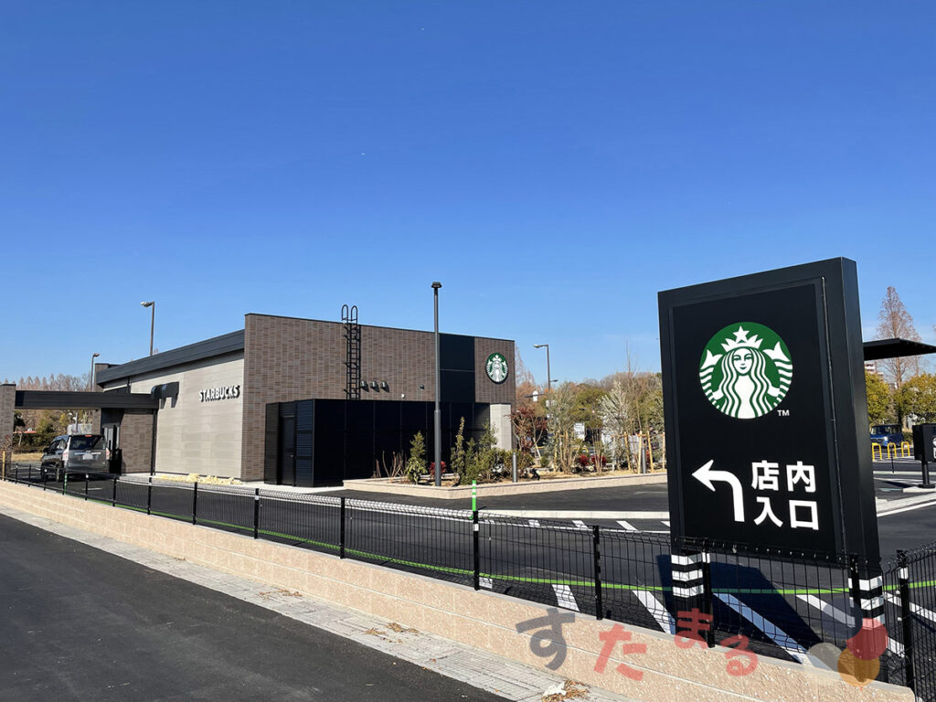 スターバックスコーヒー 大阪鶴見緑地公園店のドライブスルー出口を駐車場側から見た写真