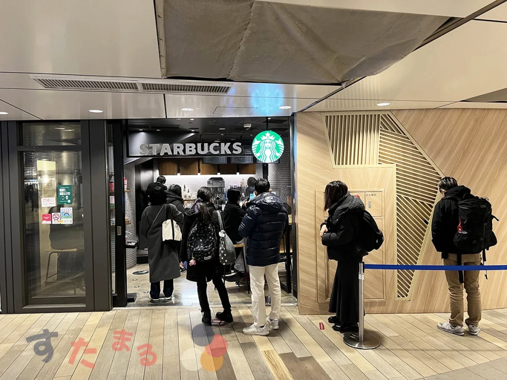 スターバックスコーヒーグランスタ東京店の入り口正面から見た画像