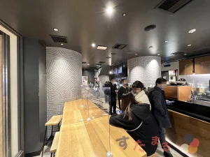 スターバックスコーヒーグランスタ東京店の店内の写真のスライド表示用のボタンサムネイル画像