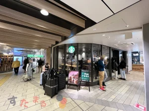 スターバックスコーヒーグランスタ東京店の店舗の角あたりから見た外観の写真のスライド表示用のボタンサムネイル画像