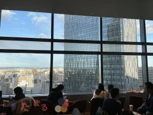 スターバックスコーヒー名古屋 JRゲートタワー店の窓から見える大名古屋ビルヂングと名古屋の街並みの写真のスライド表示用のボタンサムネイル画像