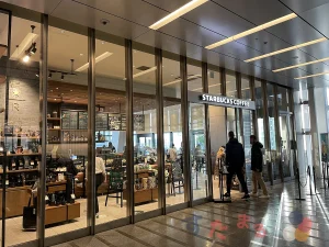 スターバックスコーヒー名古屋 JRゲートタワー店の正面入口の写真のスライド表示用のボタンサムネイル画像
