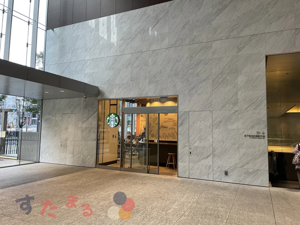 スターバックスコーヒーＫＩＴＴＥ名古屋店の名古屋中央郵便局側入口の外観写真