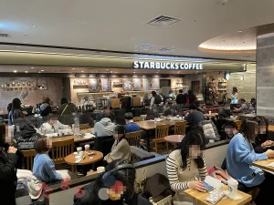 スターバックスコーヒー名古屋ＪＲセントラルタワーズ店の奥側からレジ方向を見た店内の写真のスライド表示用のボタンサムネイル画像