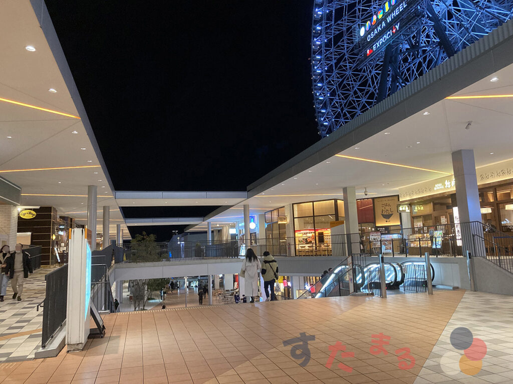 スターバックスコーヒー ららぽーとEXPOCITY１階店前から外 (EXPO KITCHEN) を夜に見た写真