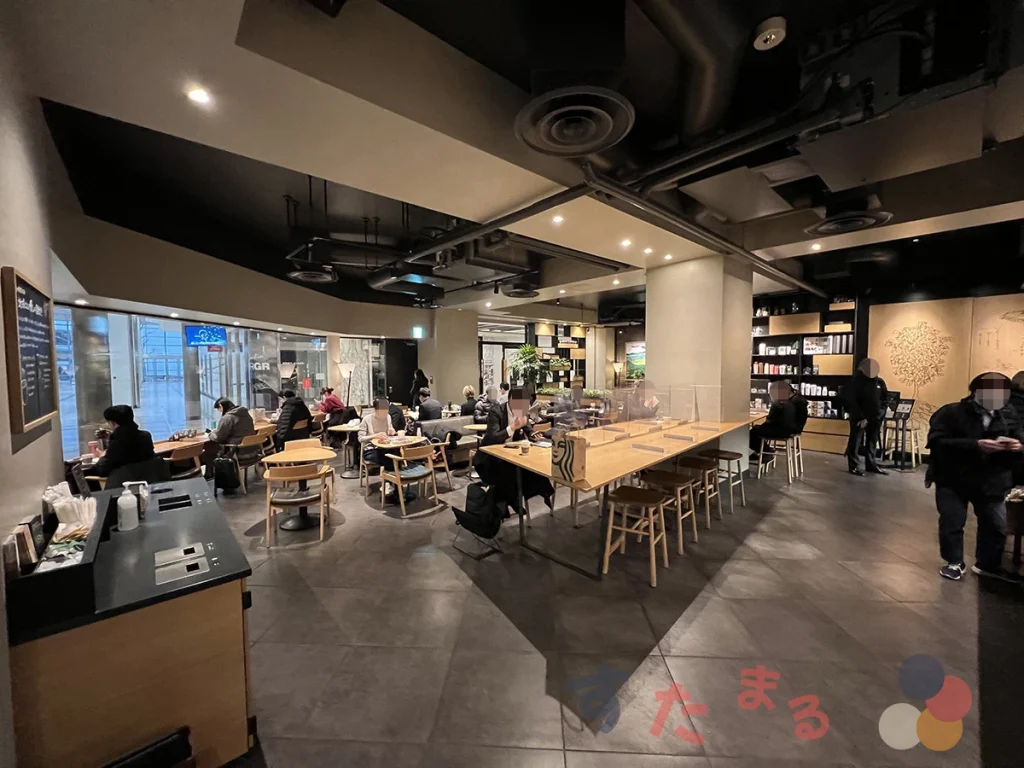 スターバックスコーヒー丸の内新東京ビル店の店内の写真