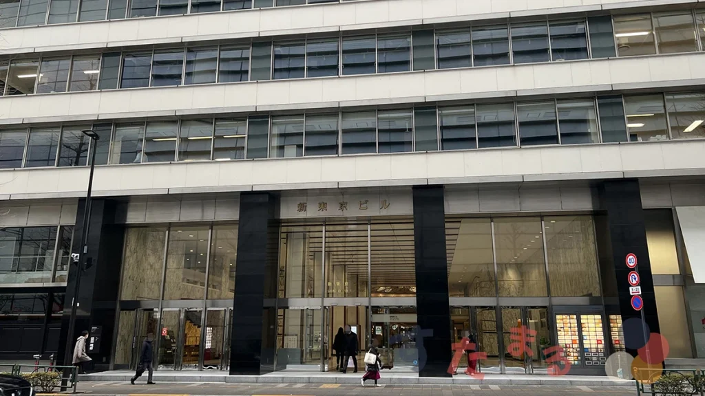 丸の内新東京ビルの玄関の写真
