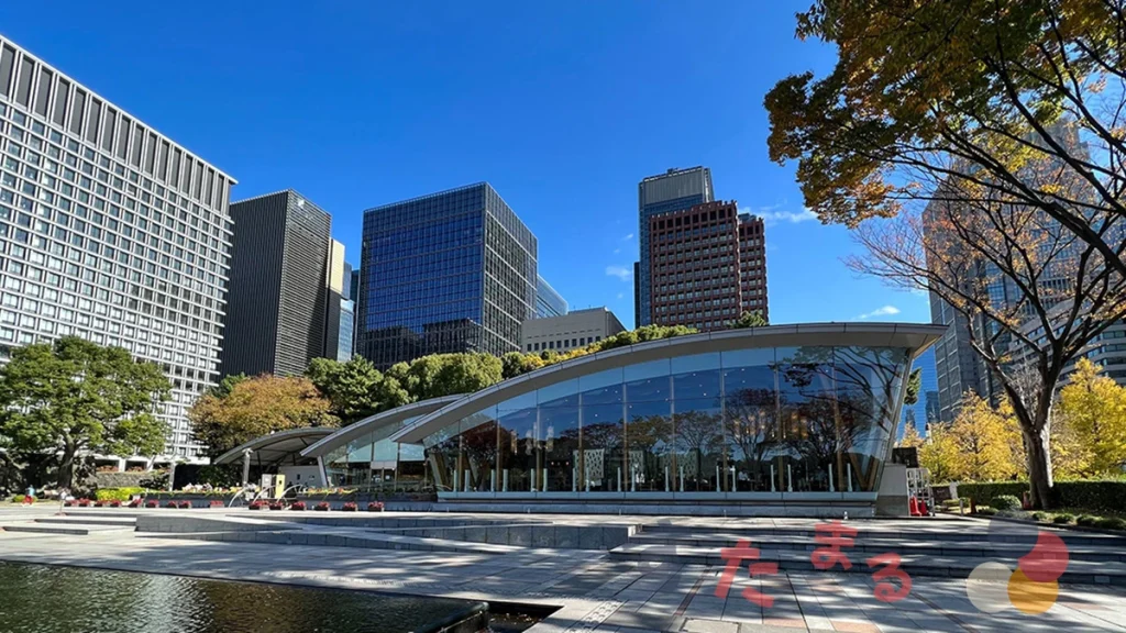 スターバックスコーヒー皇居外苑和田倉噴水公園店の外観とビル