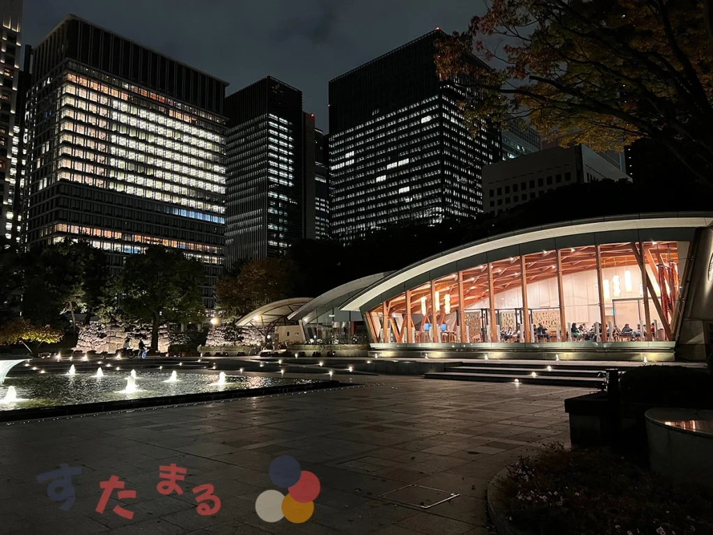 スターバックスコーヒー 皇居外苑 和田倉噴水公園店の夜の外観写真