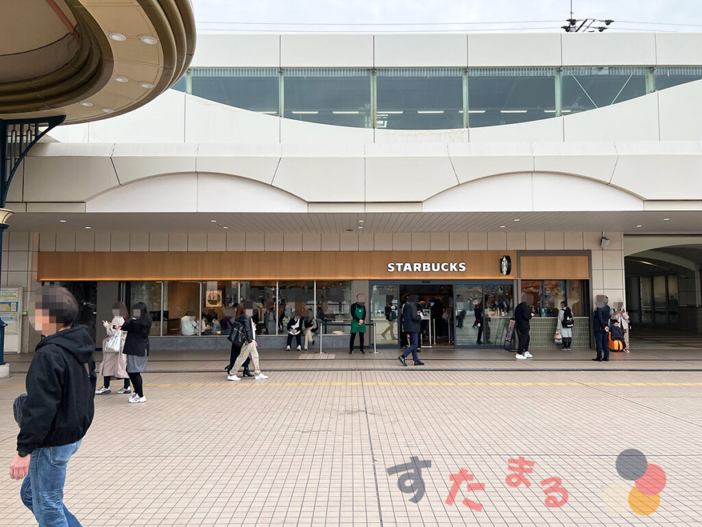 スターバックスコーヒー 舞浜駅店の少し離れたところから見た店舗入り口正面の写真
