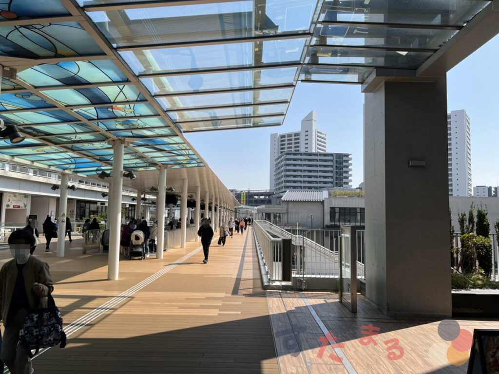 ViNA GARDENS PERCH 入口から見た小田急線、相鉄本線の海老名駅方面の写真
