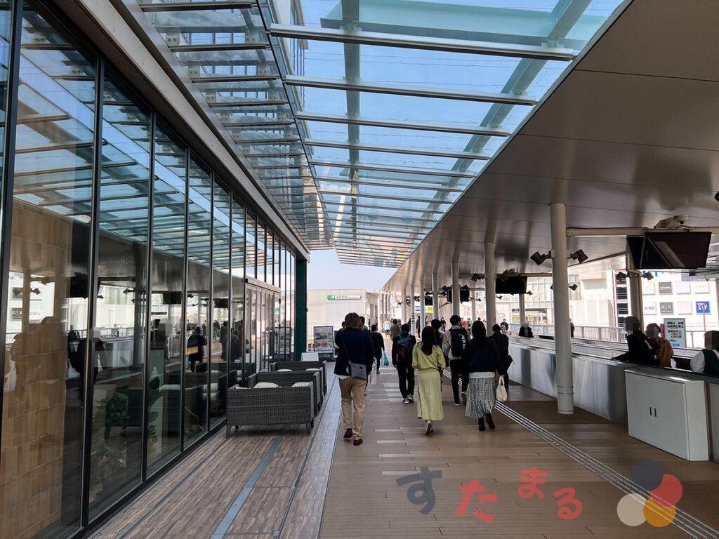ViNA GARDENS PERCH 入口から見たJR相模線の海老名駅方面の写真